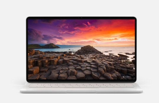 Een laptop met een kleurrijk zeegezicht op het scherm van Bing Wallpaper.