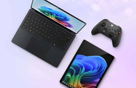 Surface 7- ja Surface Pro 11 -kannettavat tietokoneet Copilot-ohjelmistolla ja Xbox-ohjaimella.  
