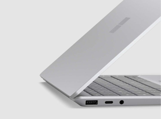Vue latérale d’un Surface Laptop Go 3 ouvert aux trois quarts