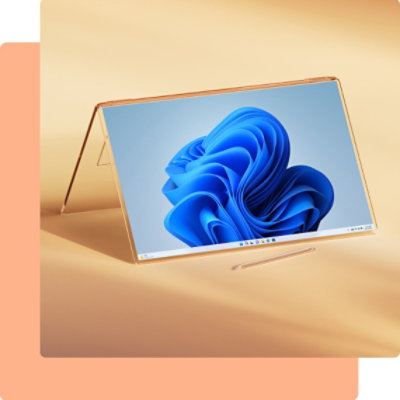 對折的電腦打開並顯示 Windows 11 花朵