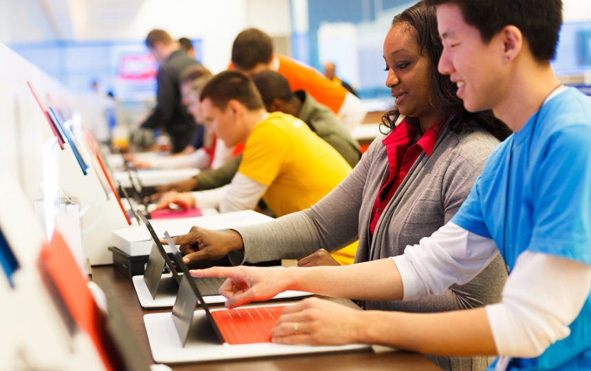 Mies tietokoneen edessä