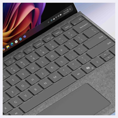 Ingezoomde afbeelding van onderste deel Surface Pro Platina-scherm en toetsenbord