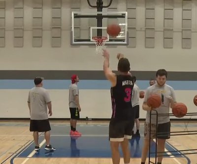 Maine gym teacher sinks 1,516 three-pointers in one hour