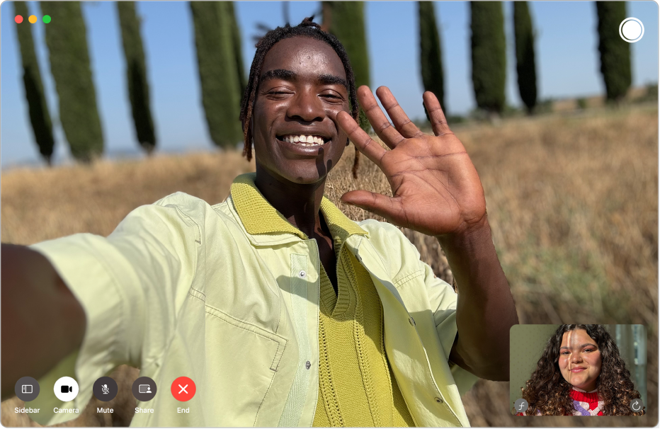 Tetingkap FaceTime menunjukkan panggilan video. Orang yang memulakan panggilan ditunjukkan dalam jubin di penjuru kanan bawah. Peserta lain berada dalam bahagian utama tetingkap, bersama dengan butang Live Photo di penjuru kanan atas yang pemanggil boleh klik untuk menangkap detik tersebut.