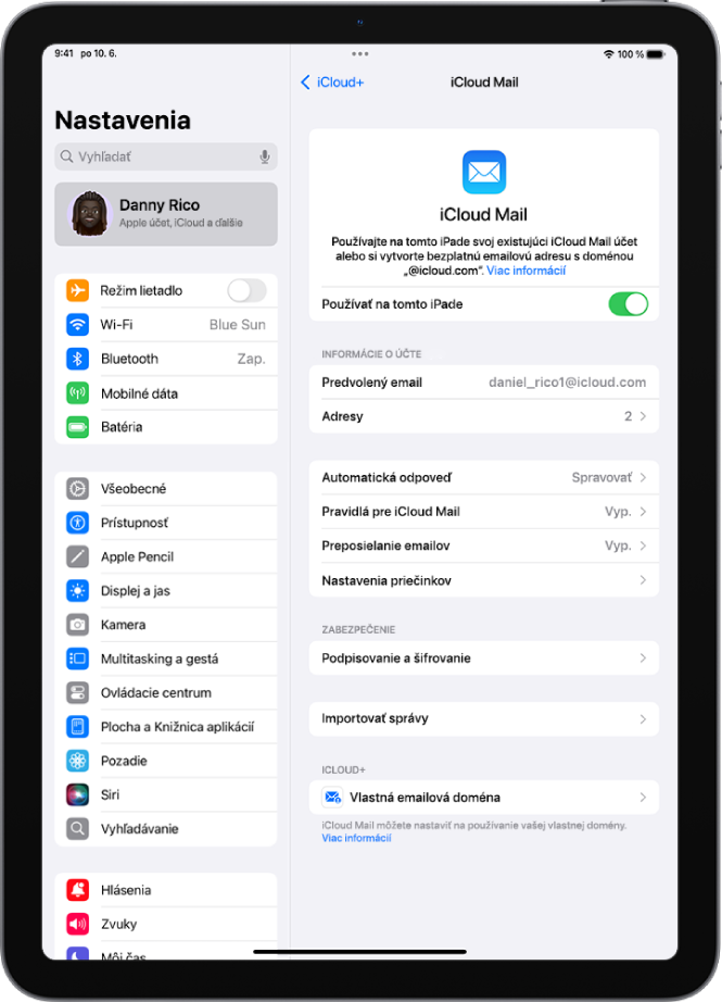 Obrazovka iCloud Mail otvorená v apke Nastavenia. V spodnej časti menu je možnosť Vlastná emailová doména.