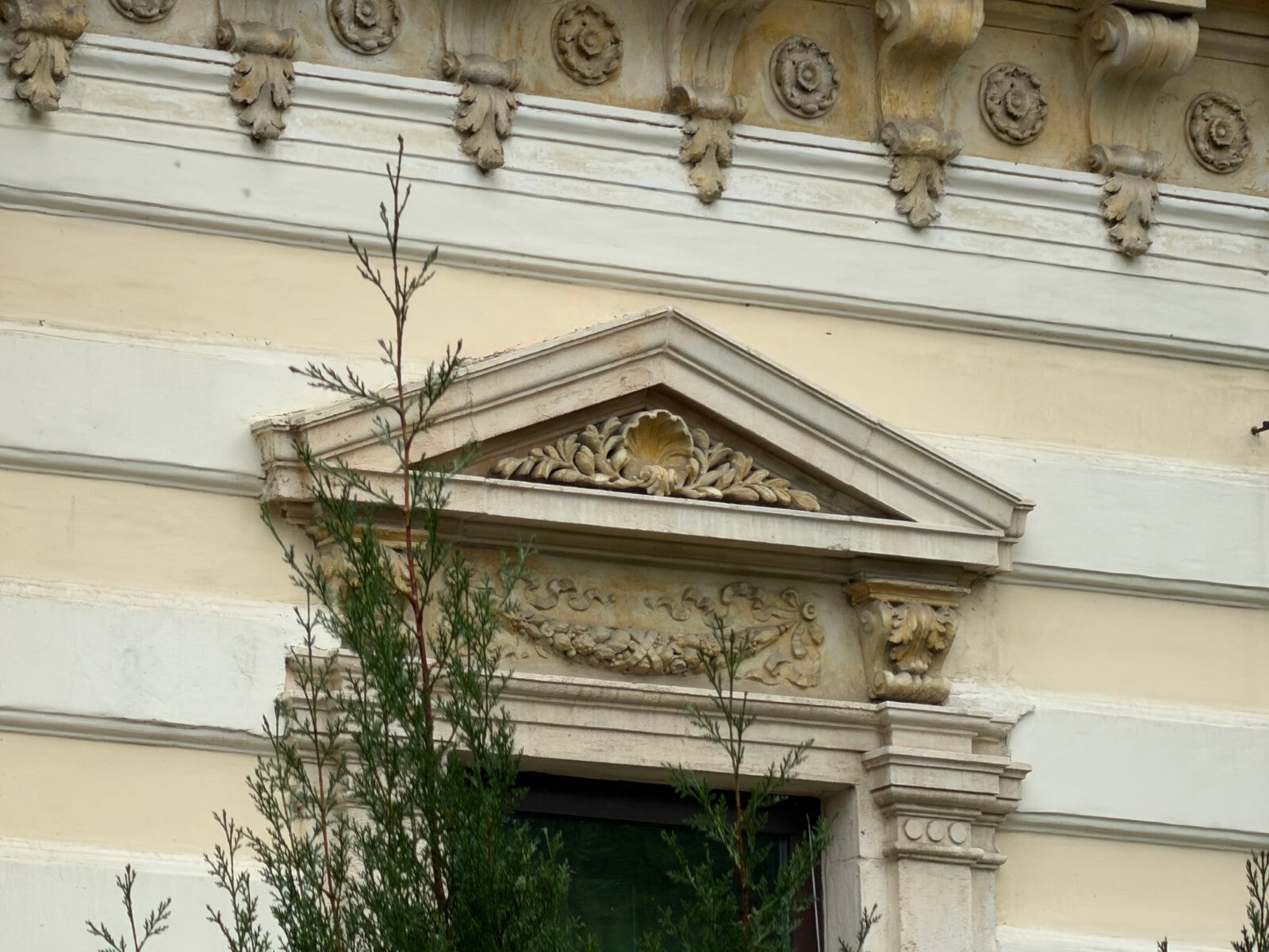 iPhone 17 Pro Max - OnePlus 15 vs iPhone 17 Pro Max: A worthy rival!