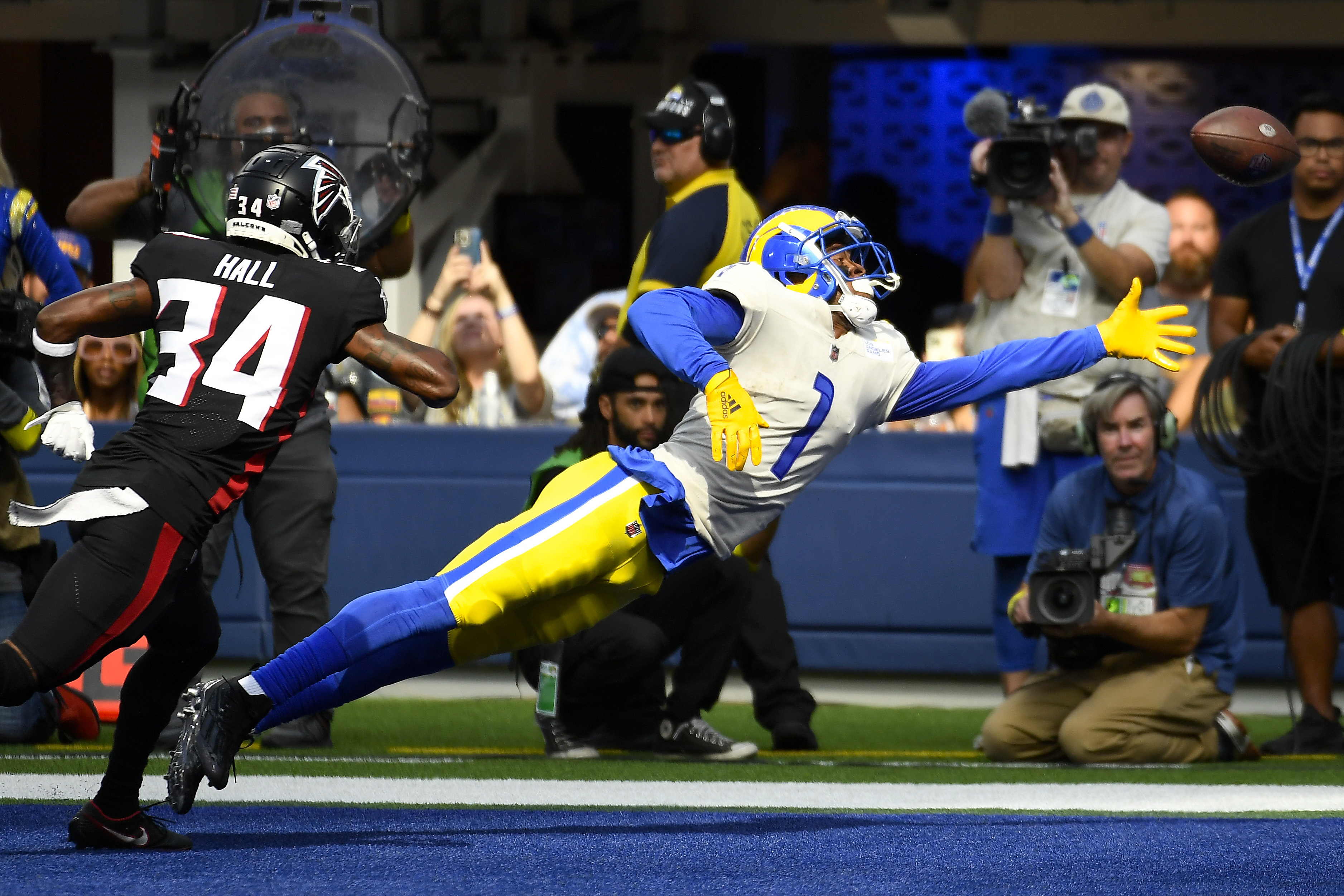 Allen Robinson II #1 of the Los Angeles Rams stretches for the ball