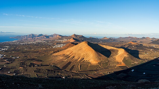 Rejuvenation stage volcanos aligned NE-SW with a view of Los Ajaches in the background